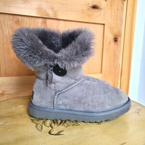 UGG Y2K Bailey Button Gray Suede US 7 Boots Shearling Sherpa Short Wool Lined